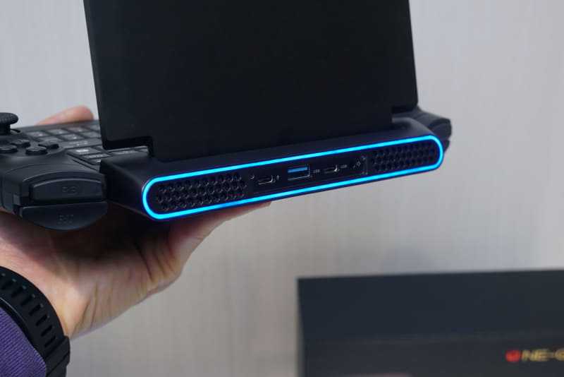 背面にはUSB 4.0×2とUSB 3.0のほか、イヤフォンジャック