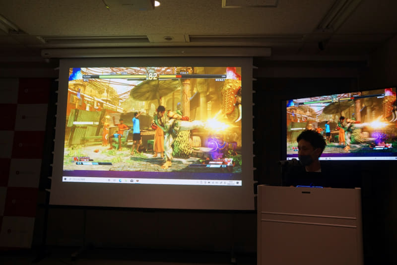 ストリーファイターVとモンスターハンターワールド: アイスボーンを動作させている様子