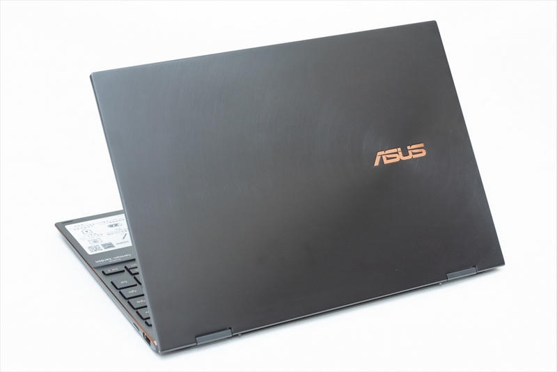 高級感のある天板には「ZenBook」シリーズおなじみの同心円状に広がるヘアライン加工が施されている