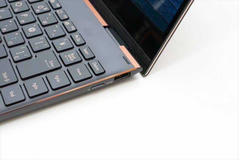 ディスプレイのヒンジが回転し、360度までパネルを回転させられる。この機構により、いわゆる2in1デバイスとしても利用可能だ