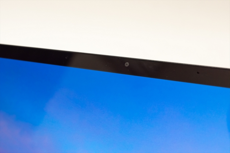 ディスプレイ上部にはWindows Hello対応のカメラが。Webカメラとしても利用可能