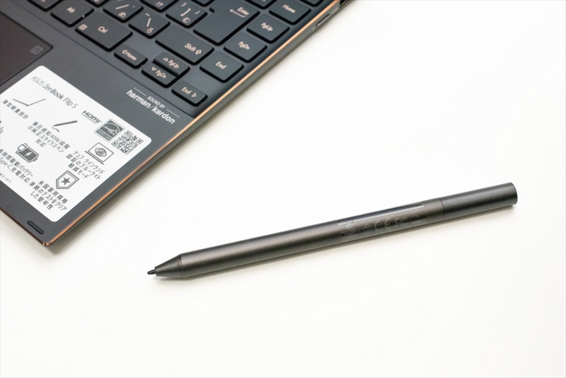 ディスプレイはタッチパネルだが、付属のスタイラスペンによる入力も可能だ