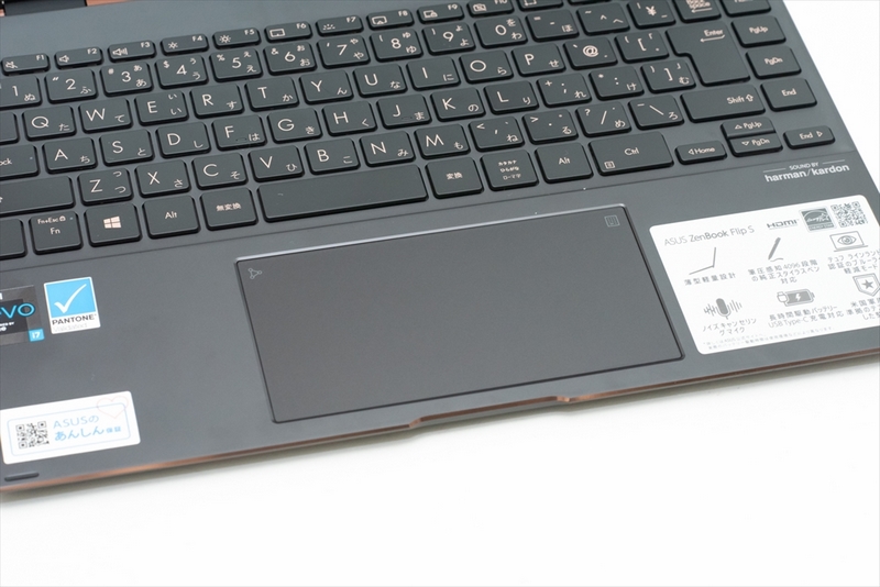 タッチパッドはクリックでカチカチと音が鳴るタイプだが、安っぽさはない