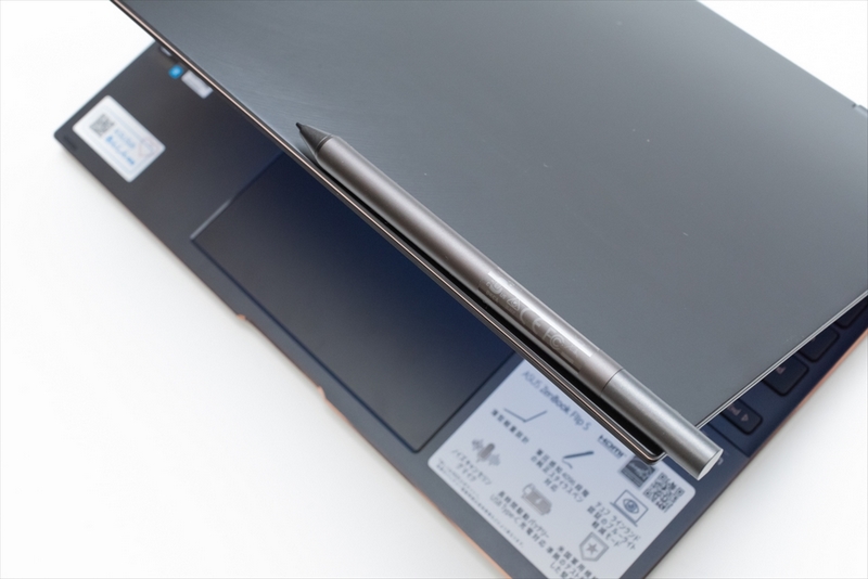 ペンは本体にマグネットで装着できる。保持力はそれほど強くないので、基本的には付属の専用スリーブなどに保管しておくといい