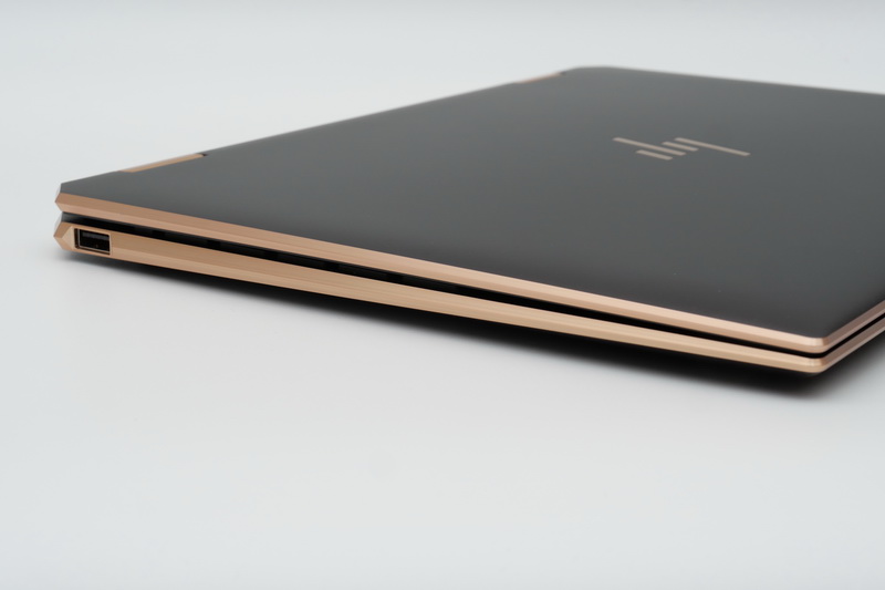 側面は鋭角に切り落とされゴールドに配色されたエメラルドカット仕様。他にはない高級感が感じられる