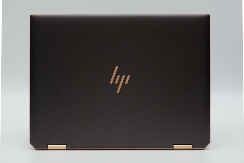 天板。試用機のカラーはアッシュブラックで、落ち着いた印象。350kgfの天面加圧試験をクリアする堅牢性も兼ね備えている