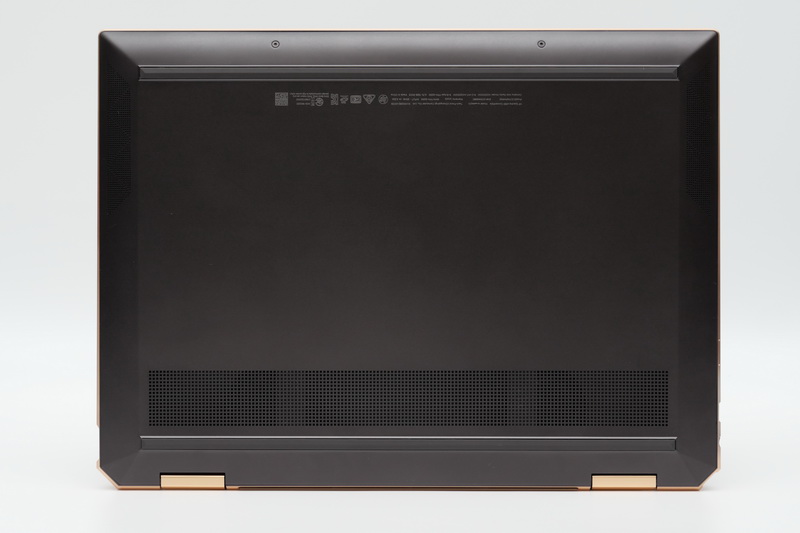 底面。フットプリントは298×220mm(幅×奥行き)と、13.3型モデルに比べると幅が狭く奥行きが長くなっている