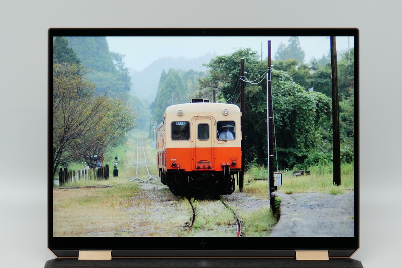 発色性能は公開されていないが、発色は十分に鮮やかだ。Delta Eは2未満で、正確な発色が可能となっている