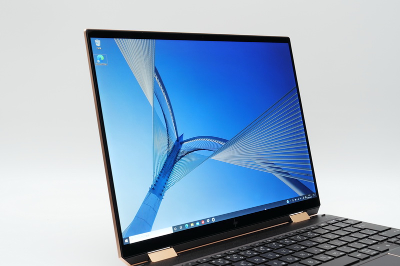 プライバシースクリーン機能「HP Sure View」をオンにすると、ディスプレイの視野角を大幅に狭めることが可能だ