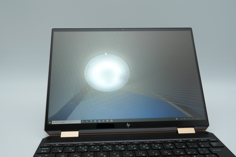 ディスプレイ表面は光沢処理で、外光の映り込みはやや激しい印象。また視野角もIPSパネルとしてはやや狭く感じる