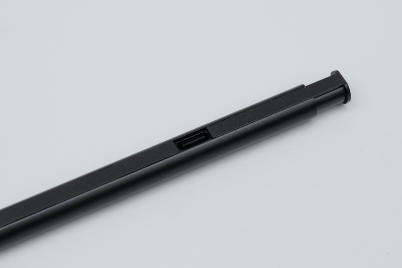 ペン後方を引き出すと充電用USB Type-Cポートが現れる
