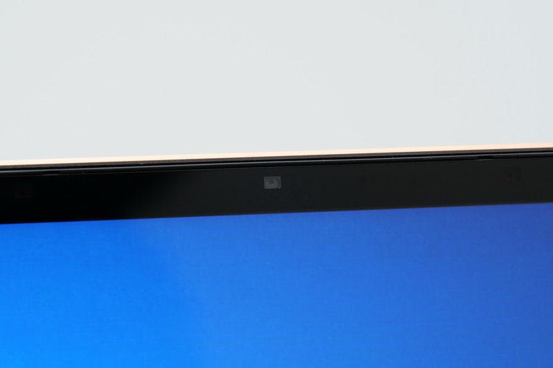 ディスプレイ上部には約92万画素のWebカメラと顔認証用IRカメラを搭載