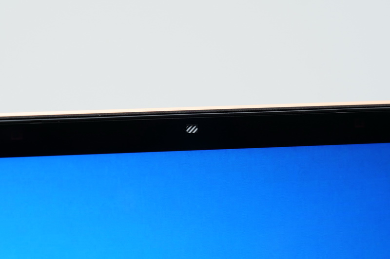 Webカメラは、キーボードに用意されているスイッチで動作をオフにするとシャッターで覆われる