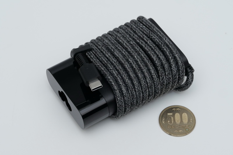 付属ACアダプタはUSB Type-C接続で出力は65W