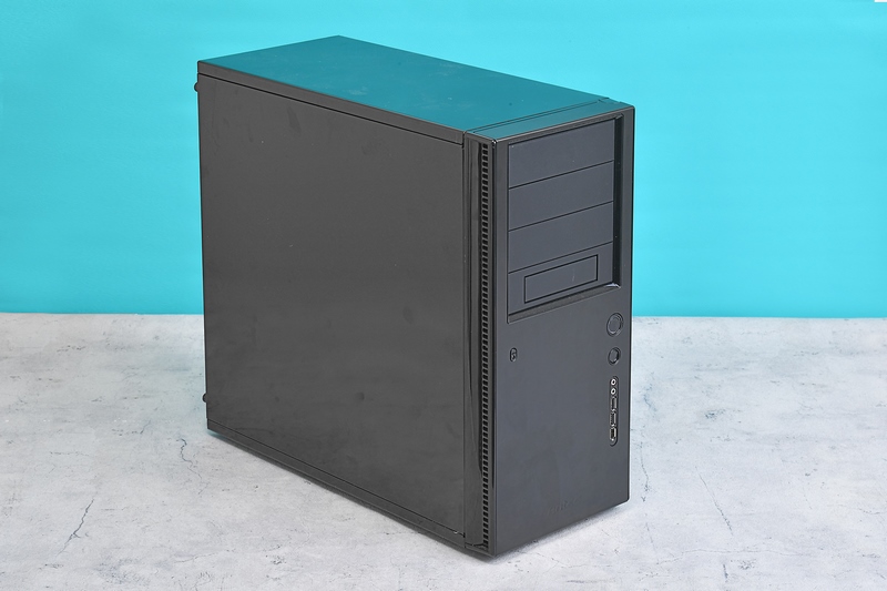 CPUの名品、Core i7-2600Kを搭載した自作デスクトップ機。あらためて見てみると、外観からして外部ベイの多さやカラーリングに郷愁を覚える。今回の構成であればExcelやWordであれば問題なく使えるし、軽めのゲームなら遊べるので“まだいける”という気持ちもわからなくはないが……。ちなみに筆者の知り合いにも、これに近い構成のSandy Bridgeマシンユーザーが実際に存在している