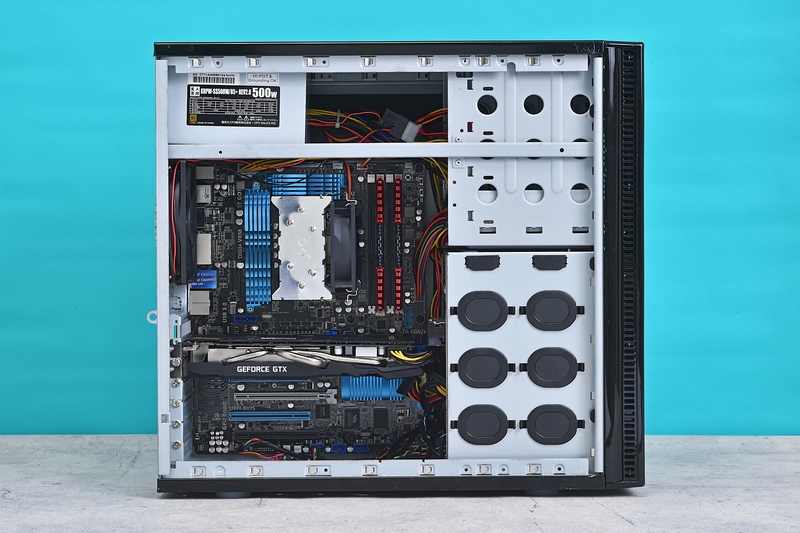 CPUの名品、Core i7-2600Kを搭載した自作デスクトップ機。あらためて見てみると、外観からして外部ベイの多さやカラーリングに郷愁を覚える。今回の構成であればExcelやWordであれば問題なく使えるし、軽めのゲームなら遊べるので“まだいける”という気持ちもわからなくはないが……。ちなみに筆者の知り合いにも、これに近い構成のSandy Bridgeマシンユーザーが実際に存在している