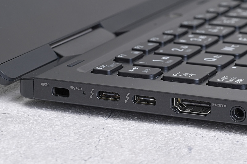 Intel Evoプラットフォームに準拠したdynabook V8にはThunderbolt 4ポートが搭載されている。USB Type-Cポート互換性があるだけでなく、高速なThunderboltデバイスを接続できるので拡張性が高い