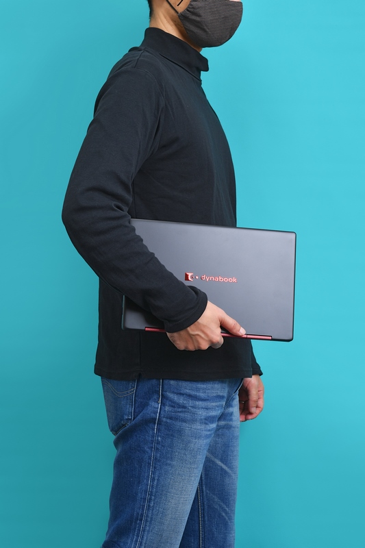 普段筆者が使っている約1.2kgのノートパソコンよりもはっきりと軽く感じる。これくらい軽いとカバンに入れていても気にならない