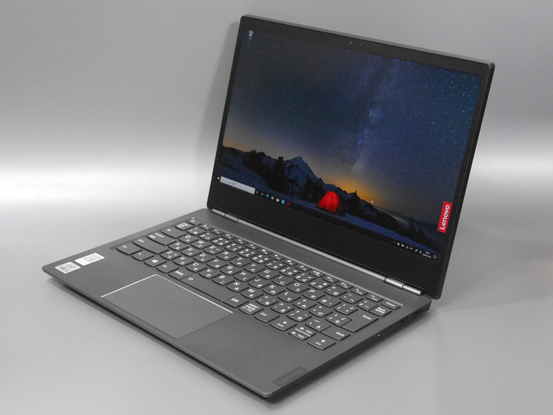 背面にE Inkディスプレイを搭載するものの、見た目は一般的なWindowsノートだ。画面サイズは13.3型