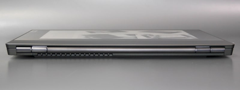 背面。ヒンジの下には排気口がある