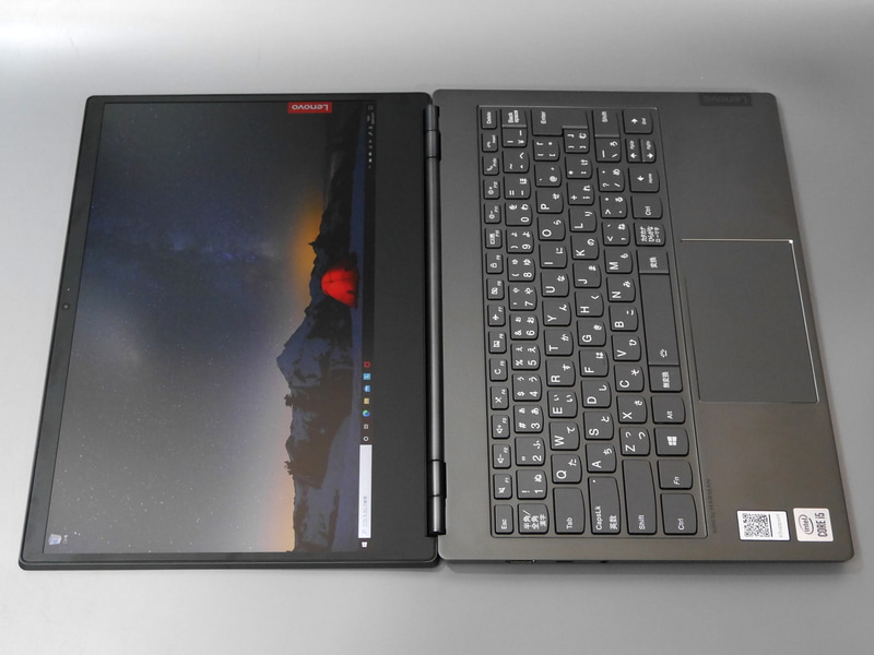 180度いっぱいまで開く。背面まで一周させることはできない