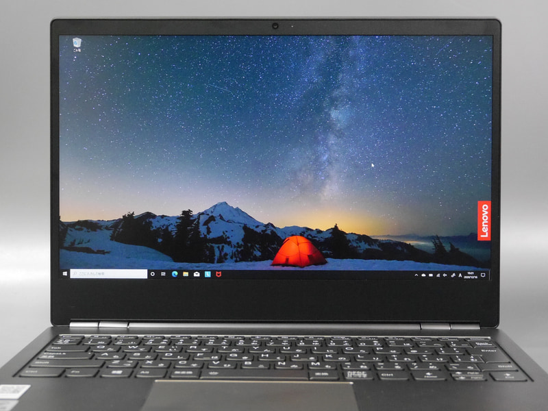 画面下部のベゼルはかなりの厚みがある