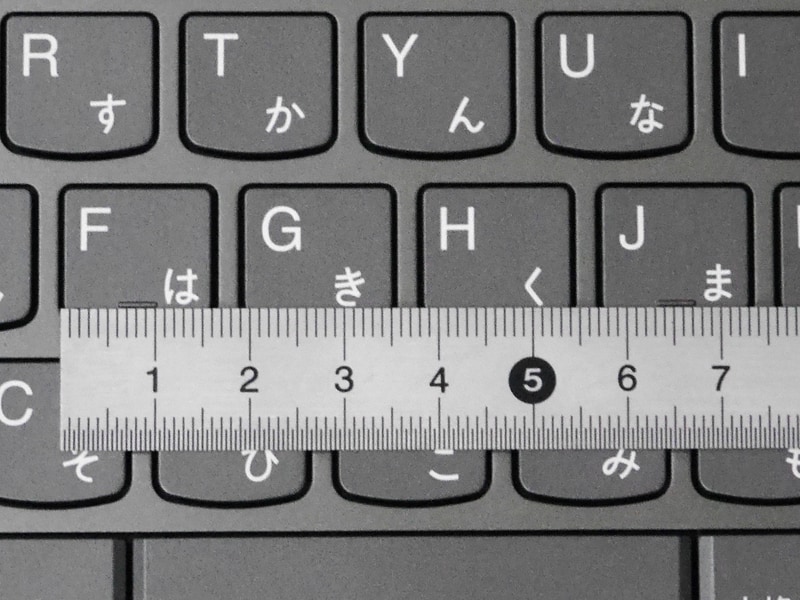 キーピッチは19mmと十分。なおバックライトも搭載している