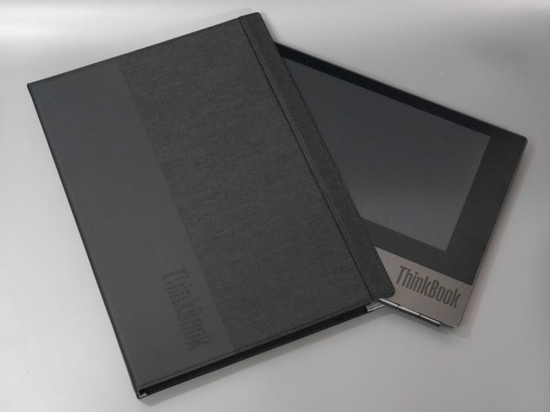 この種の製品としては珍しくキャリングケースが添付される