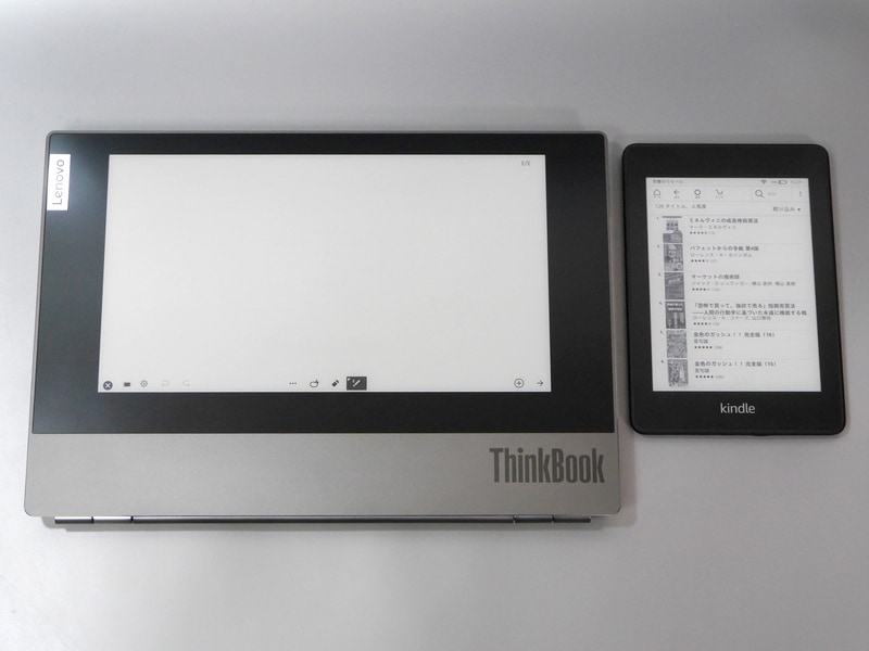 6型の「Kindle」とのサイズ比較。高さは同等、横幅はおよそ2.5倍ある