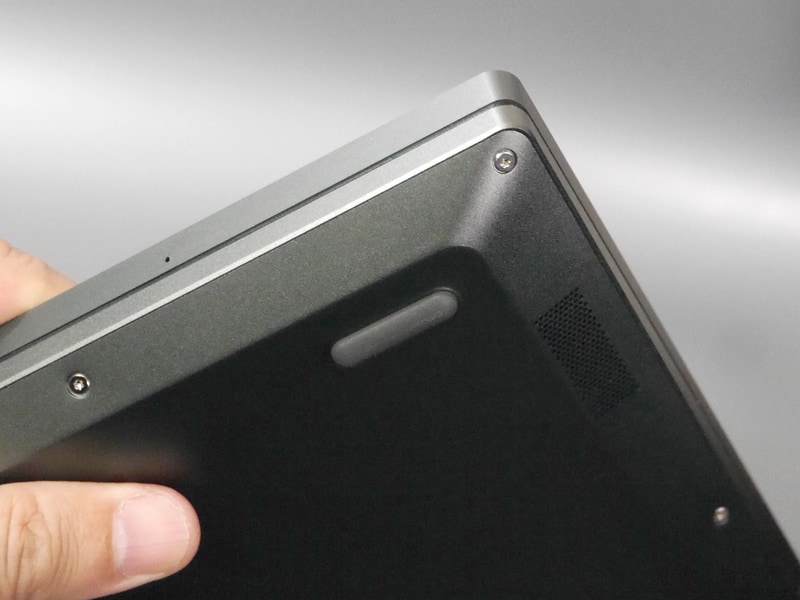 底面に回り込む面のビス。目立たないよう一工夫ほしかったところだ