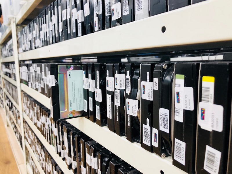 部品交換用に大量のHDDをストックしている