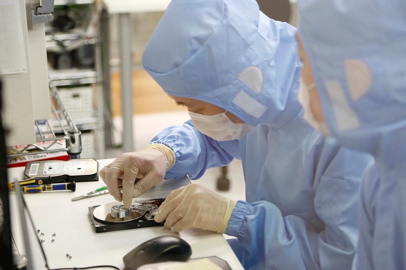 HDDのヘッド修復用のクリーンルームもある