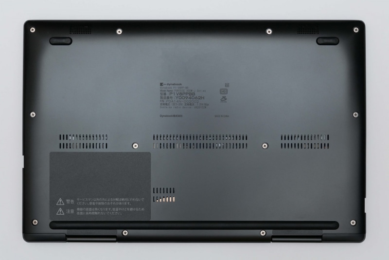 本体底面。2in1としては冷却口が多め
