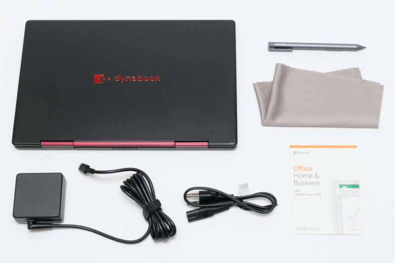 本体以外に、ACアダプタ、電源ケーブル、アクティブ静電ペン、クリーナークロス、Microsoft Office Home & Business 2019ライセンスカード、取扱説明書、保証書が同梱される