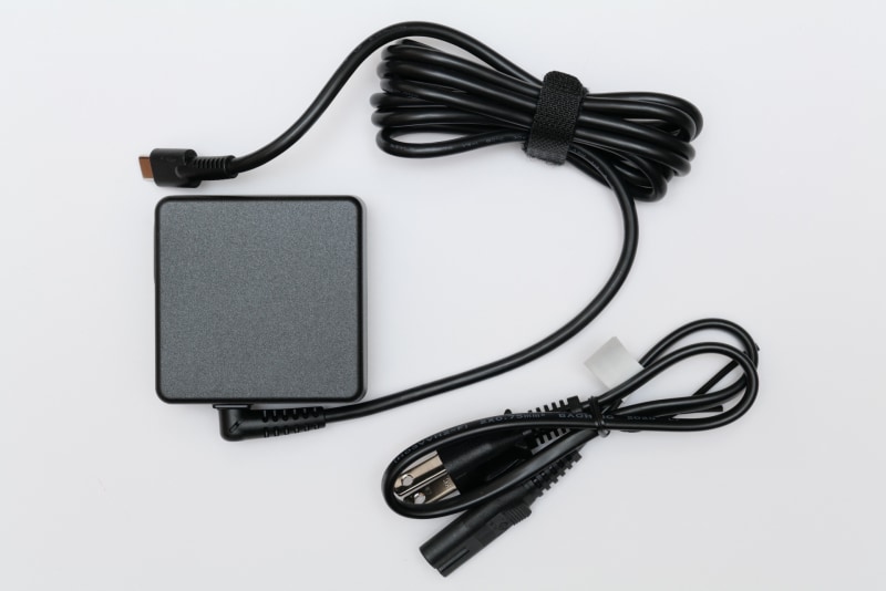 ACアダプタのケーブル長は実測180cm、電源ケーブルの長さは実測50cm