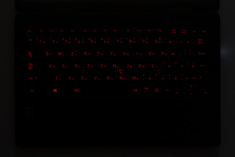キーボードバックライトは赤色。明るさ調整は非対応