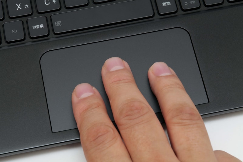 タッチパッドのサイズは実測で幅99×奥行き57mm。手の大きさによっては狭く感じるかもしれない