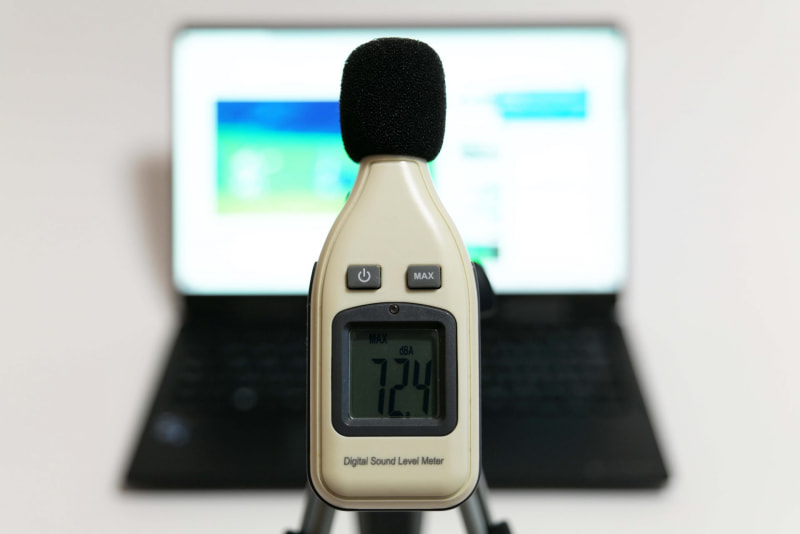 YouTubeで公開されている「前前前世(movie ver.) RADWIMPS MV」を最大ボリュームで再生したさいの音圧レベルは最大72.4dBA(50cmの距離で測定)