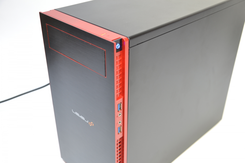 電源ボタンは右側面前方にある。端子部もその下に並ぶ