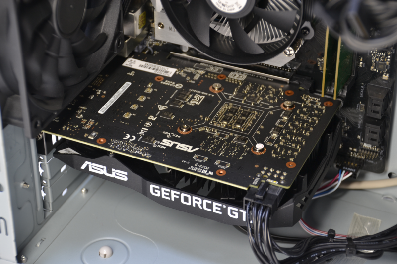 ビデオカードはASUS製