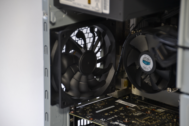 後方に12cmファンがある