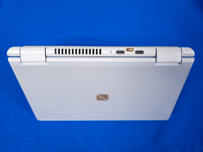 背面。USB 3.1 Type-C×2と通気口を装備。Type-Cポートの間の金色の凹みはドックに差し込むさいのガイドとなる