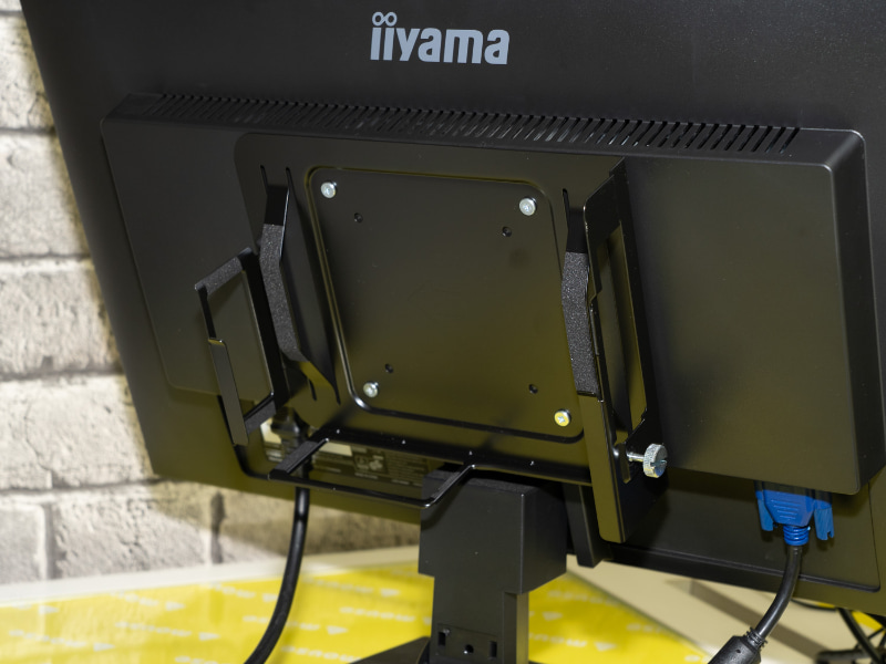 付属のVESAマウントでディスプレイの背面に設置できる