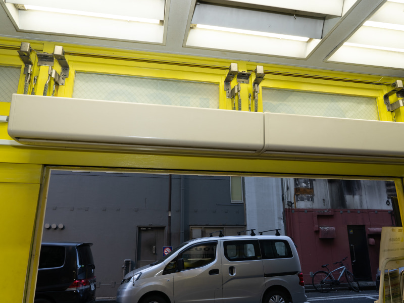 換気のため店舗入口のエアカーテンは停止