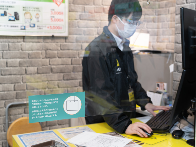 アクリルの仕切り板を設置した