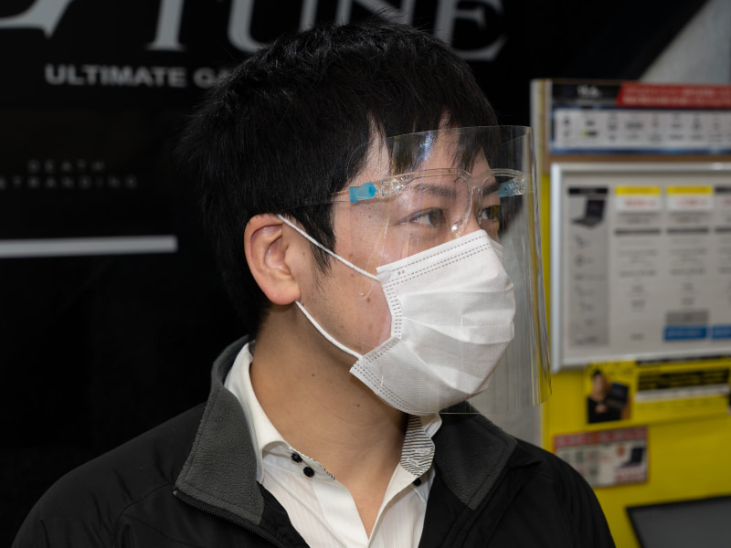 スタッフはフェイスシールドとマスクを着用する