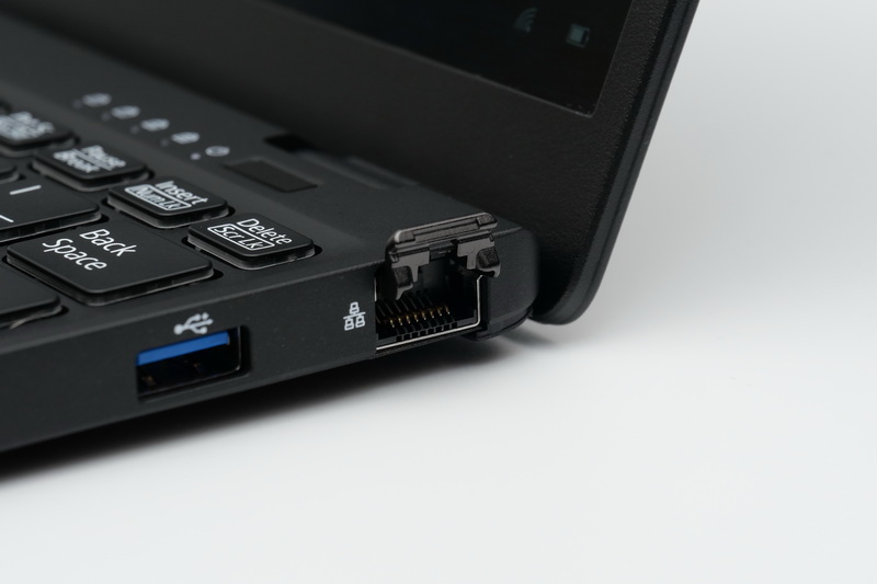 Gigabit Ethernetは、従来モデルの引き出し式から、ガイド部分を開く形状へと変更され、使いやすくなった