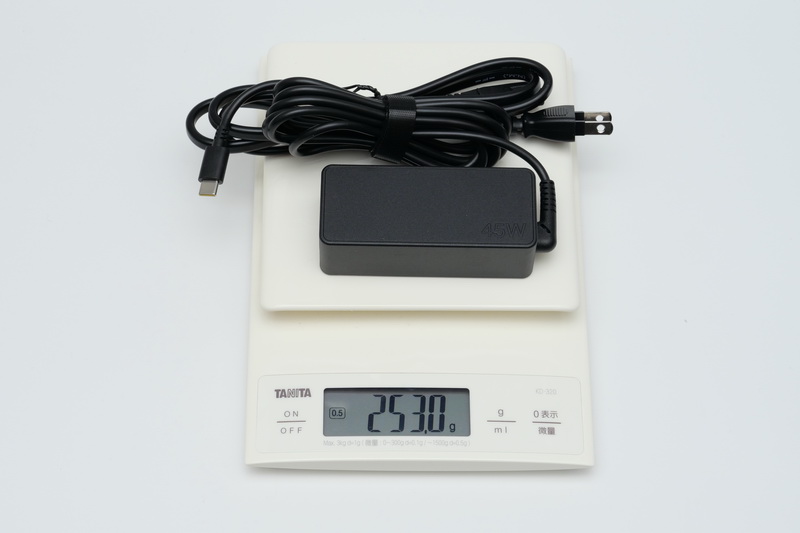 ACアダプタの重量は、付属電源ケーブル込みで実測253gだった