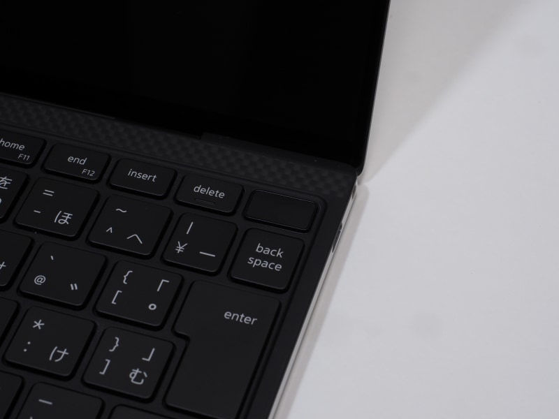 電源ボタンが指紋認証センサーを兼ねている。Powerなどの刻印や電源LEDがないのはこのためだ