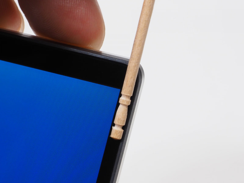 左右ベゼルに関しては4mm弱、上部ベゼルも6mm弱といったところ